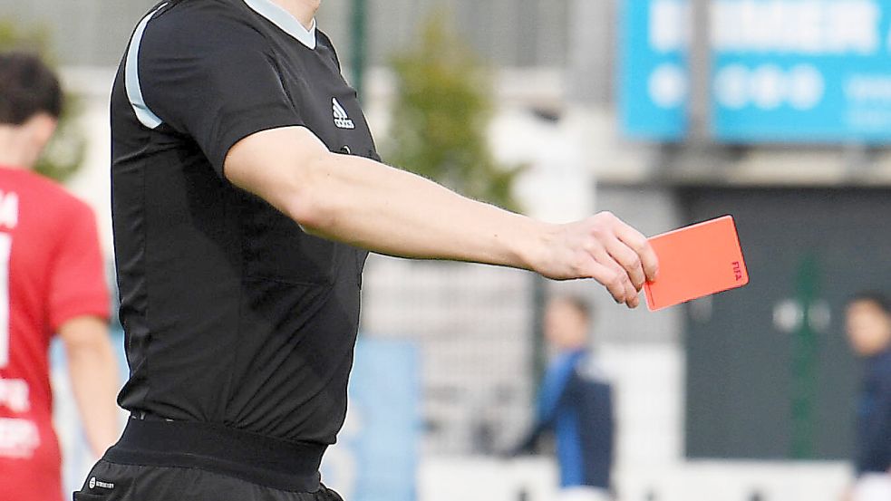 Der Schiedsrichter zückte gleich drei Rote Karten im B-Klassen-Spiel zwischen Concordia Ihrhove II und SG Kickers Leer II/Germania Leer III. Danach wurde vor allem ein Spieler lange gesperrt. Foto: Imago
