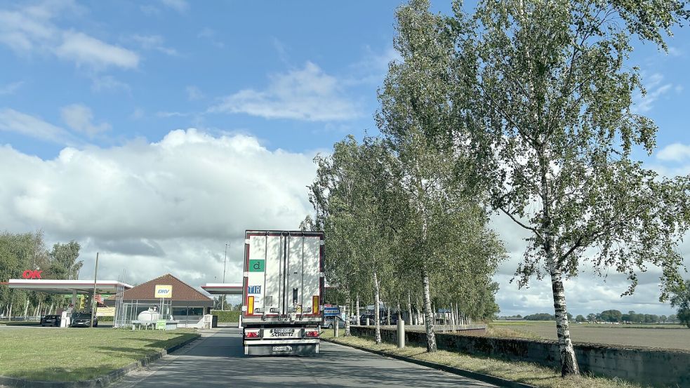 Der Verkehr rollt für die Kontrolle über einen Rastplatz nah der Autobahn. Foto: Vera Vogt/Archiv
