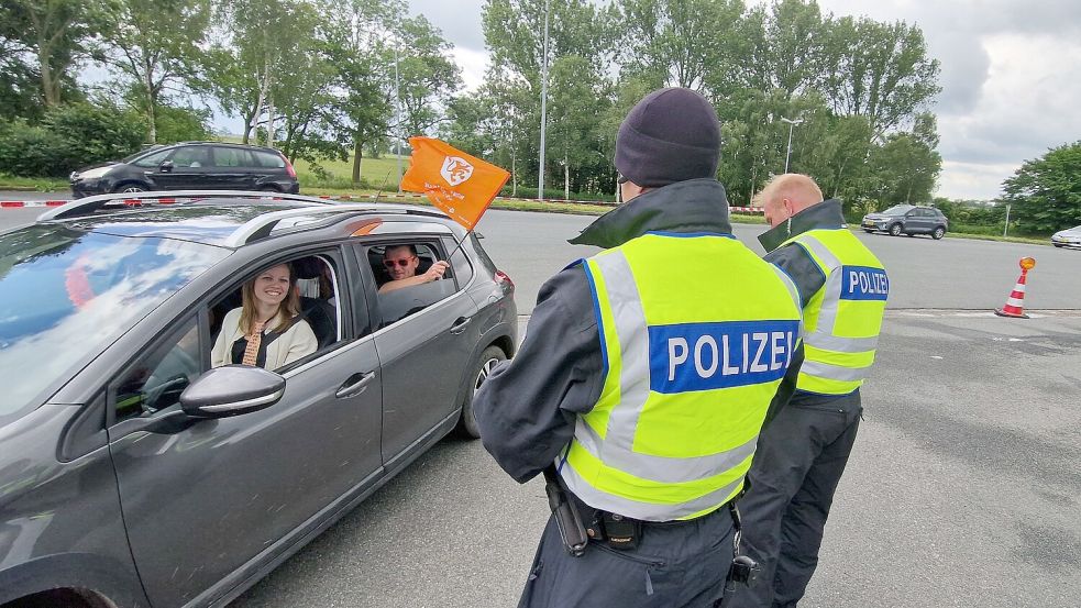 Da war es noch Ausnahme: Zur EM 2024 wurden Fußballfans bei der Einreise am Grenzübergang bei Bunde bei einer Großkontrolle unter die Lupe genommen. Foto: Tatjana Gettkowski/Archiv