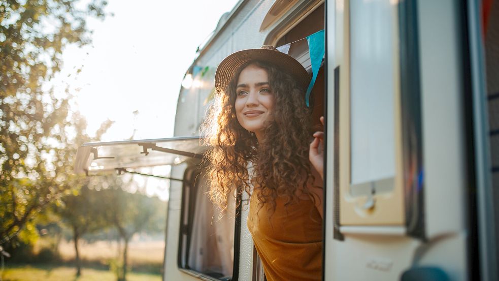 Camping eignet sich nicht nur, um zur Ruhe zu kommen, sondern auch, um neue Leute kennenzulernen. Foto: IMAGO / HalfPoint Images