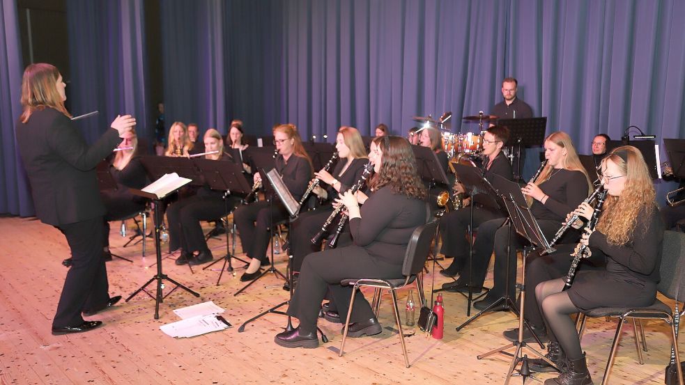 Der Musikverein Harkebrügge unter Leitung von Eva -Maria Oeltjensbruns präsentierte in der Barßeler Aula mehrere Musical-Hits und bot in Kooperation mit der Gruppe „Text-Fest“ einen besonderen Abend. Foto: Passmann