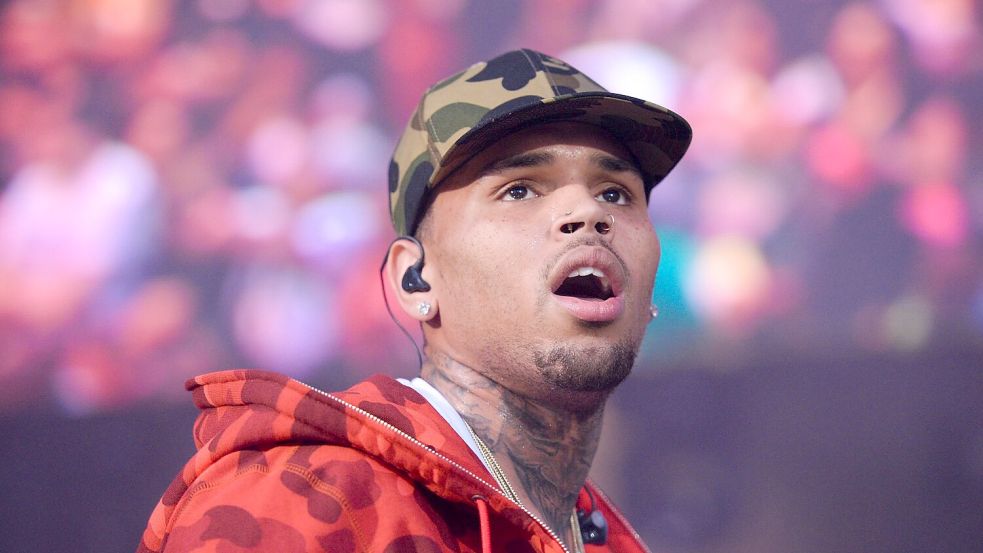 Chris Brown wurde wegen des Verdachts auf schwere Körperverletzung festgenommen, nun ist er auf Kaution freigekommen. (Archivbild) Foto: Scott Roth/Invision/AP/dpa