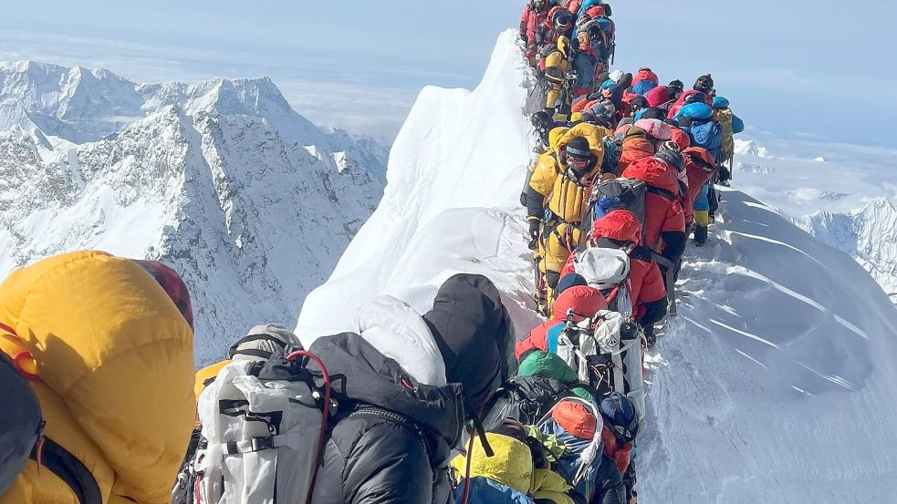Bergsteiger und Bergführer stehen zwischen dem Südgipfel und der Hillary-Stufe des Mount Everest. (Foto Archiv) Foto: Narendra Shahi Thakuri/dpa