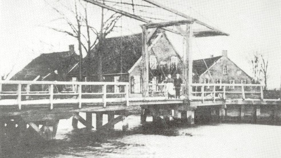 Das Brücken- und Zollhaus an der Leda-Brücke zu Beginn des 20. Jahrhunderts. Das Gebäude wurde am Ende des Zweiten Weltkriegs ebenso zerstört wie der landwirtschaftliche Betrieb rechts daneben. Nur das Brückenhaus wurde wieder aufgebaut. Foto: Archiv