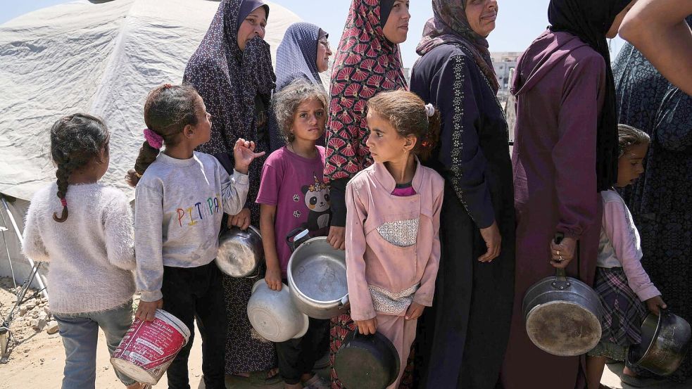 Erstmals seit Aufhebung der israelischen Blockade erreichen Hilfslieferungen einige Palästinenser im Gazastreifen. Foto: Jehad Alshrafi/AP/dpa