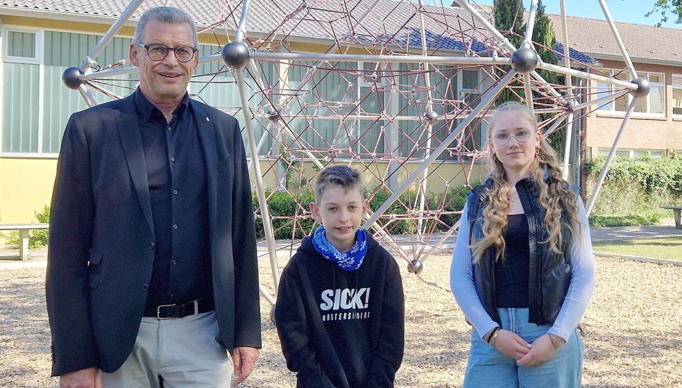 Der Schulleiter des Papenburger Mariengymnasiums, Michael Bloemer, gemeinsam mit den Schülern Tammo und Menaja.