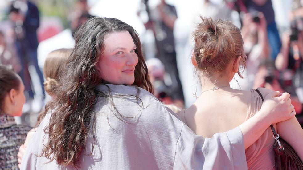 Mascha Schilinski bei der Premiere ihres Films in Cannes. Foto: Lewis Joly/Invision via AP/dpa