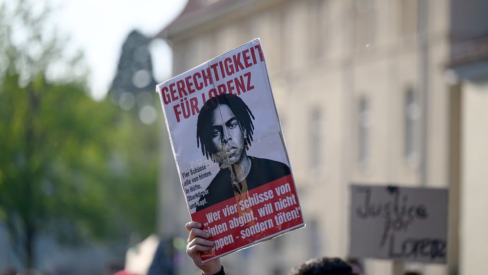 Bei einer Kundgebung ist ein Schild mit der Aufschrift „Gerechtigkeit für Lorenz” zu sehen. Foto: Izabela Mittwollen/dpa