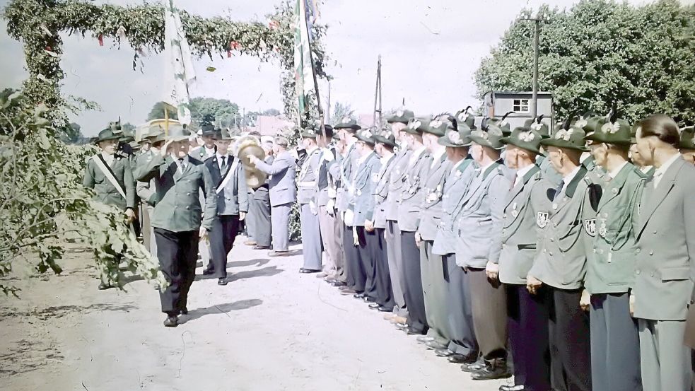 Festumzüge gehören seit Ende der 1950er-Jahre zu dem jährlichen Schützenfest des Vereins. Foto: Schützenverein Idafehn