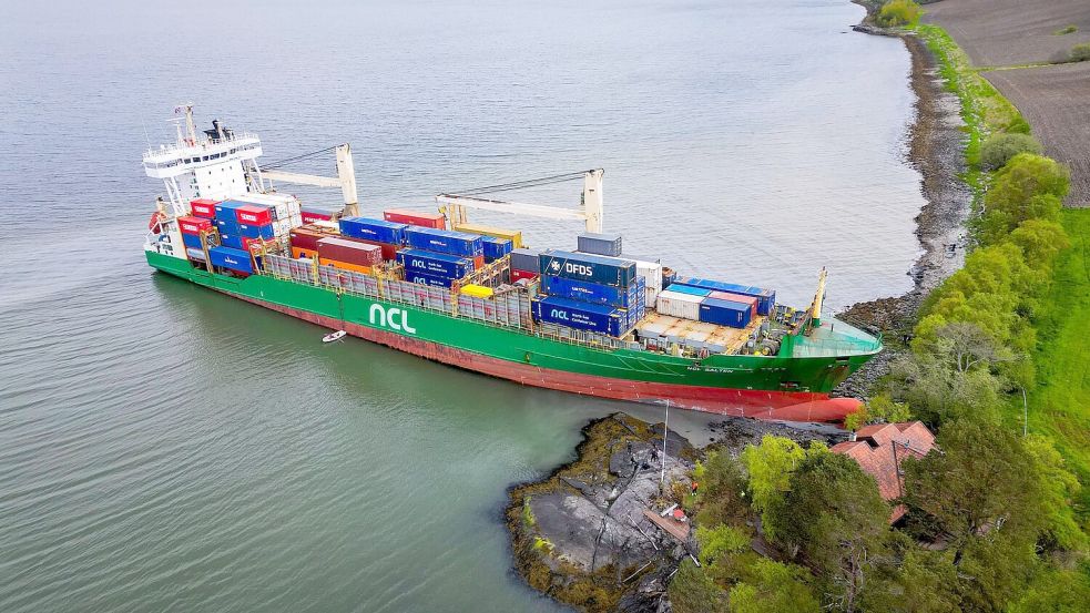 Ein Containerschiff ist in Norwegen kurz vor einem Haus am Wasser zum Stehen gekommen. Foto: Jan Langhaug/NTB/dpa