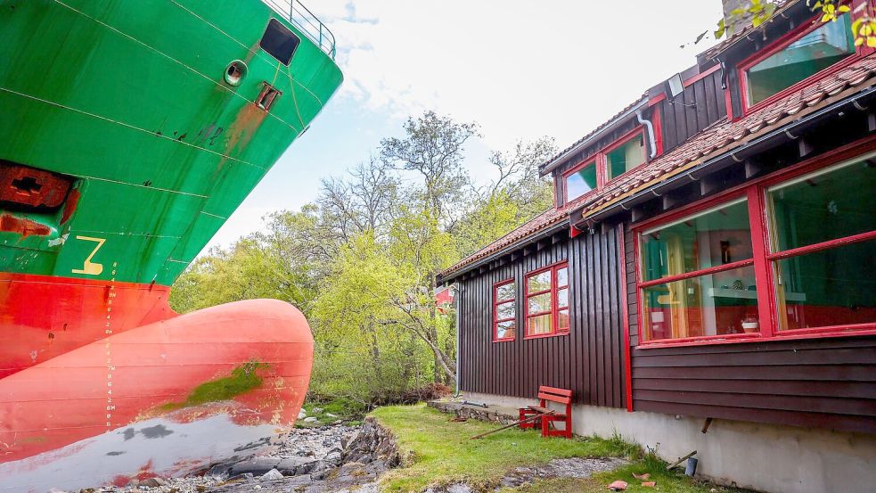 Das Schiff verfehlte das Haus nur um wenige Meter. Foto: Jan Langhaug/NTB/dpa