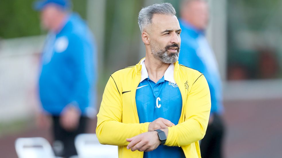 Germania Leers Trainer Erhan Colak möchte sich mit seinem Team in den verbleibenden Landesliga-Spielen gut präsentieren. Foto: Doden, Emden