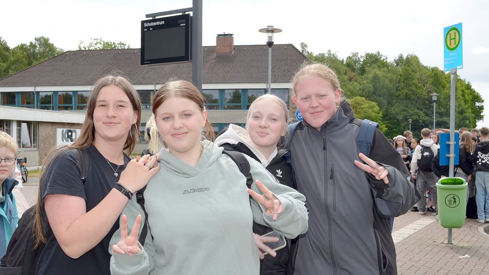 Freuen sich über die neue elektronische Fahrtenanzeige an den Bushaltestellen beim Schulstandort Werftstraße (von links) Fiona aus Glansdorf, Mira aus Klostermoor, Amelie aus Ihren und Frauke aus Holte. Sie alle sind Zehntklässlerinnen der Erich-Kästner-Schule. Foto: Astrid Fertig