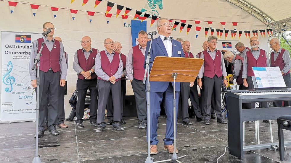 Das Bild stammt aus dem Jahr 2022 und ist während der Feierlichkeiten anlässlich des 160-jähriges Bestehens des Ostfriesischen Chorverbandes aufgenommen worden. Es zeigt OCV-Vizepräsident Diethelm Sempell, der die Gäste begrüßte und im Hintergrund Mitglieder des Männergesangverein Ihrhove. Foto: privat/Archiv