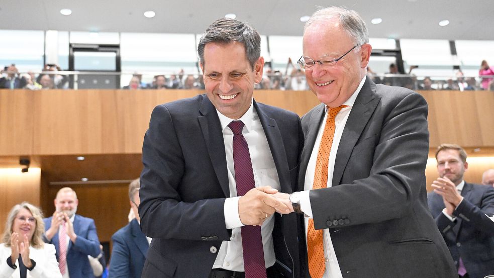 Olaf Lies löst Stephan Weil als Niedersächsischen Ministerpräsidenten ab – und beide bekommen allerlei Geschenke. Foto: dpa / Julian Stratenschulte