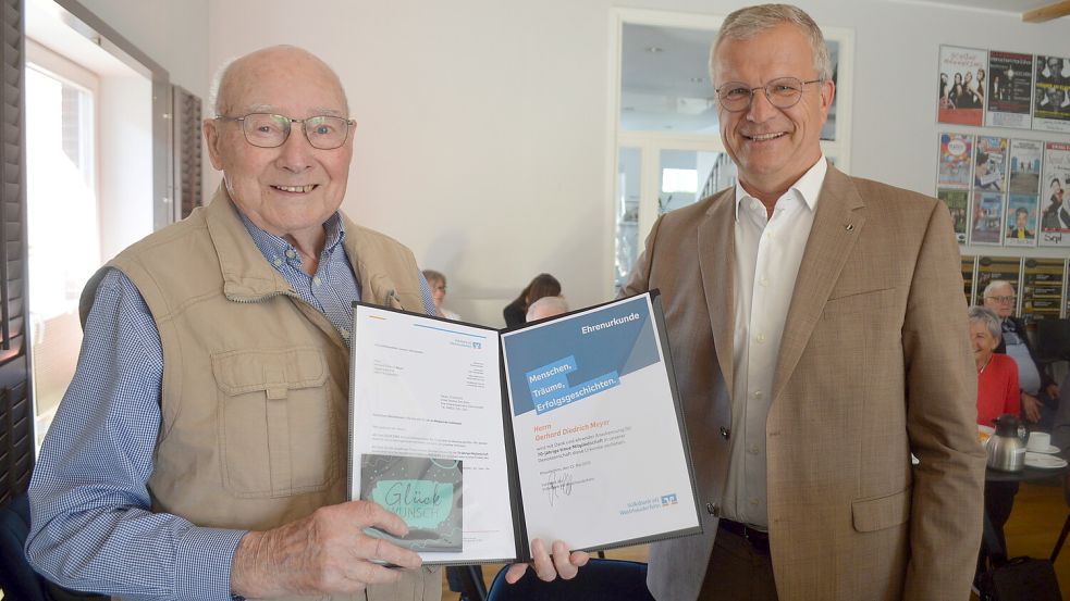 Gerhard Diedrich Meyer (links) ist seit 70 Jahren Mitglied bei der Volksbank Westrhauderfehn. Aufsichtsratsvorsitzender Wolfgang Mengers überreichte dem 93-Jährigen eine Ehrenurkunde. Foto: Holger Weers