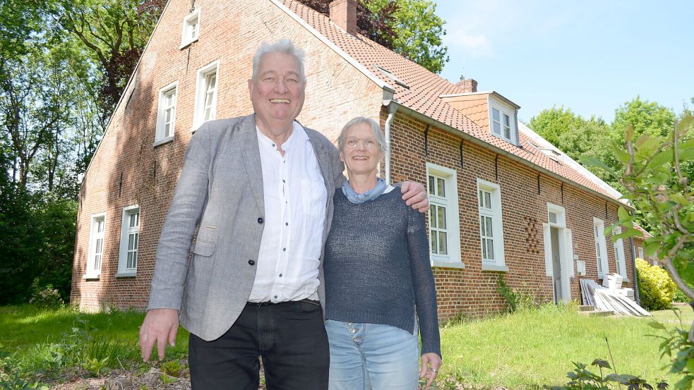 Freuen sich über den Einzug in ihr neues Heim, das Backemoorer Pfarrhaus: Martin Sundermann und seine Frau Ulrike, die Pastorin in Backemoor ist. Foto: Astrid Fertig
