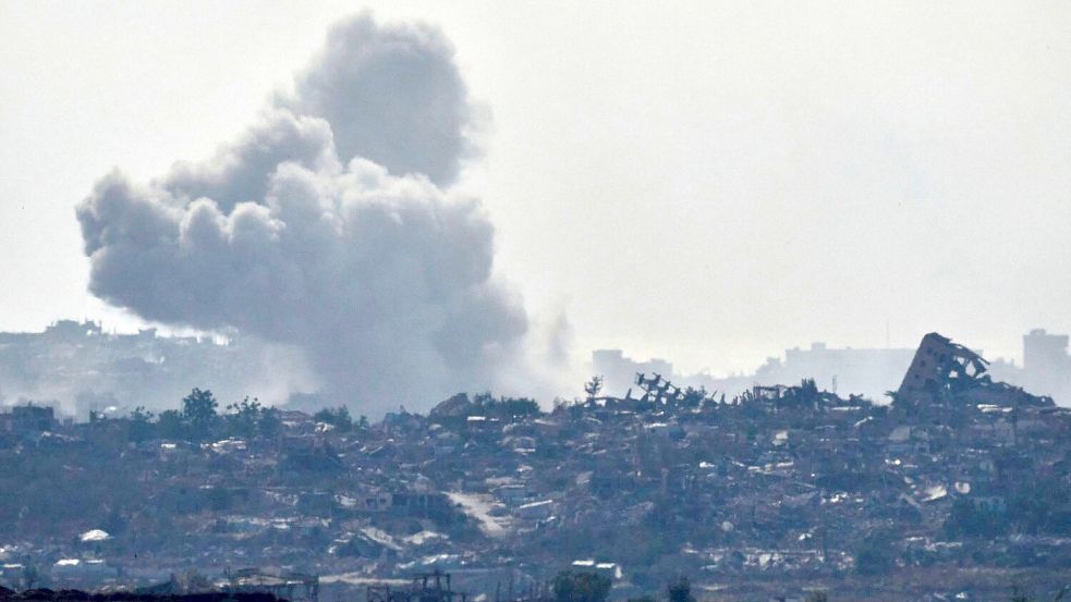Israel hat erneut Dutzende Angriffe auf den Gazastreifen geflogen. Foto: Leo Correa/AP/dpa