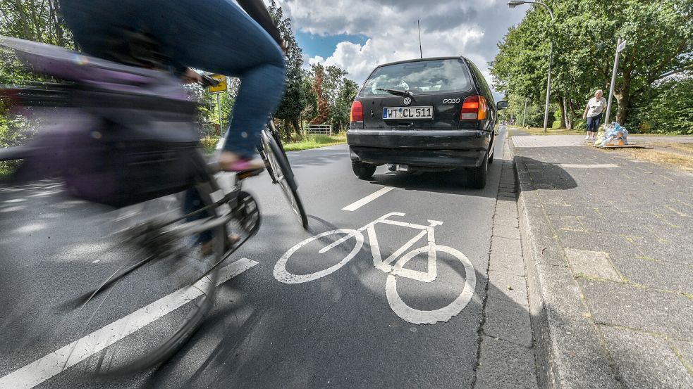 Manchmal stehen Autos auf Schutzstreifen. Das geht gar nicht. In der Stadt Leer gibt es Stellen, die eine Leserin verunsicherten. Wir haben sie mit der Verkehrswacht durchgesprochen. Foto: Klaus Ortgies/Archiv