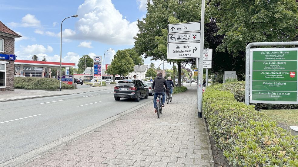 Die Nebenanlage an der Bremer Straße ist zweifarbig gepflastert. Foto: Vera Vogt
