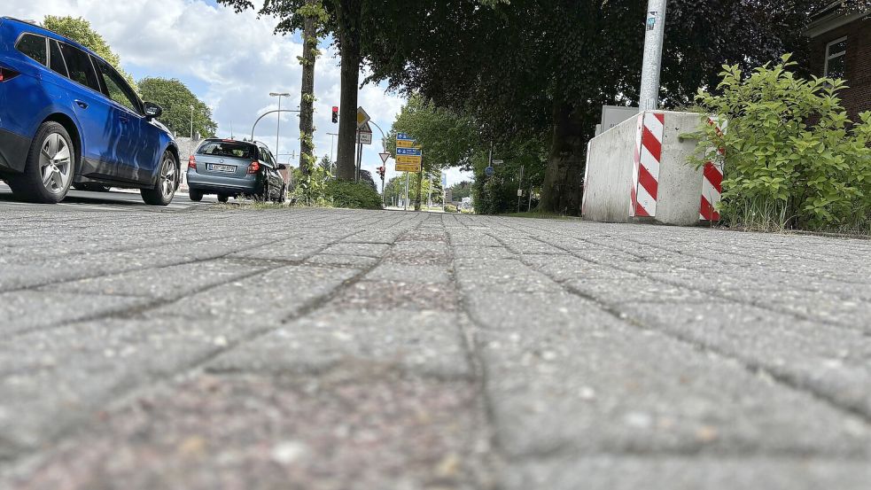 Die Nebenanlage ist an der Bremer Straße mit roten und grauen Steinen gepflastert. Foto: Vera Vogt