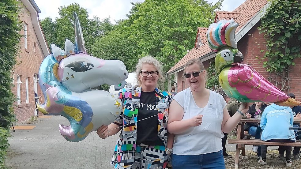 Organisatorin Tina Gerdes (links) und Dana Knipper begrüßen die Gäste des Frühlingsfestes auf dem Gelände der Tagesstätte Hofleben. Foto: Clarissa Scherzer