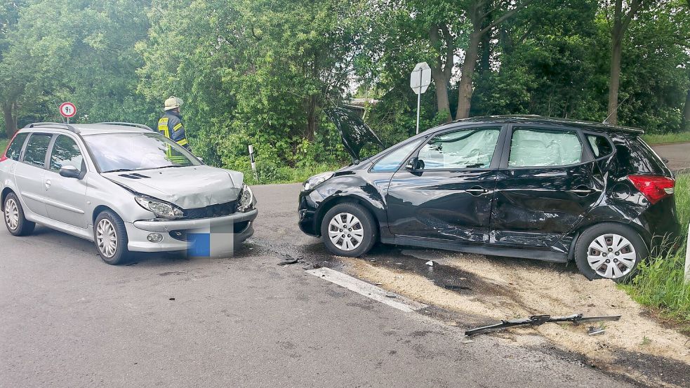Durch den Zusammenstoß wurden die beiden Fahrzeuge stark beschädigt. Einsatzkräfte der Feuerwehr Flachsmeer klemmten die Batterien von den Fahrzeugen ab und nahmen auslaufende Betriebsstoffe auf. Foto: Feuerwehr/Markus Bruns