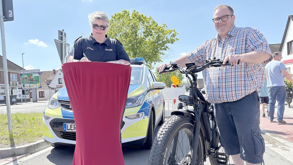 Zur Eröffnung der Fahrradstraße in Ostrhauderfehn kamen viele Besucher. Einige Anwohner blieben der Veranstaltung aber fern – sie kritisieren, dass sie nicht persönlich eingeladen waren. Foto: Marion Janßen
