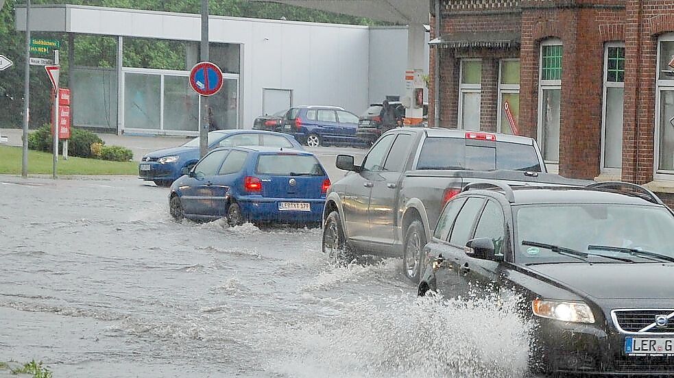 In Weener und in einigen Ortsteilen der Stadt bekommen Weeneraner bei starken Regenfällen mitunter nasse Füße. Die Kanalisation kann in kurzer Zeit runterprasselnde große Wassermassen nicht schnell genug ableiten. Foto: Tatjana Gettkowski/Archiv