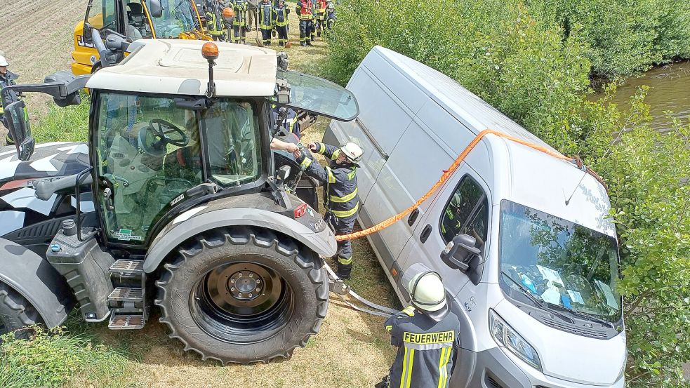 Tatkräftige Unterstützung erhielten die Feuerwehrleute von einem ortsansässigen Landwirt. Foto: Joachim Rand