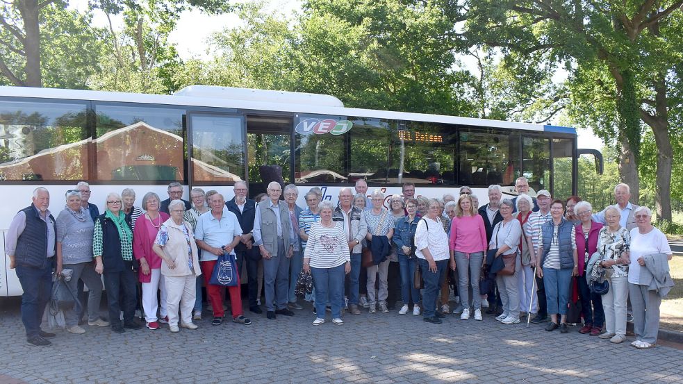 Nach der gemeinsamen Bustour stellten sich die Teilnehmer zum Gruppenfoto auf. Fotos: Henrik Zein