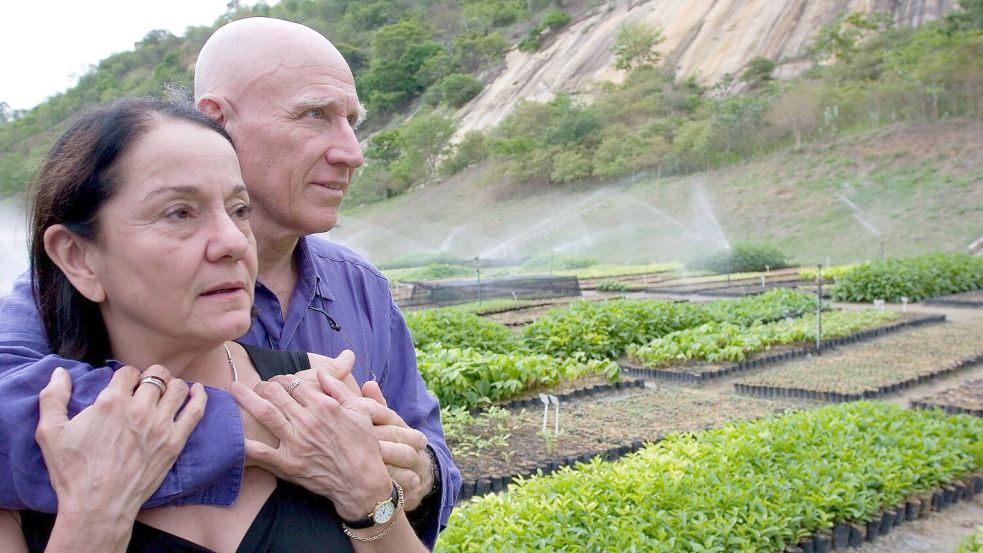 Gemeinsam mit seiner Frau Lelia Wanick Salgado forstete Sebastião Salgado die Farm seiner Eltern auf und setzte sich für Naturschutz ein. Foto: Ricardo Beliel/Instituto Terra/Taschen Verlag/dpa