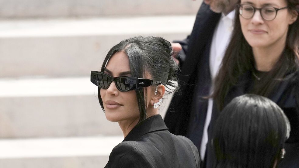 Im Prozess um den Raubüberfall auf Kim Kardashian hat ein Gericht in Paris gegen die Angeklagten hohe Haftstrafen verhängt. (Archivbild) Foto: Aurelien Morissard/AP/dpa