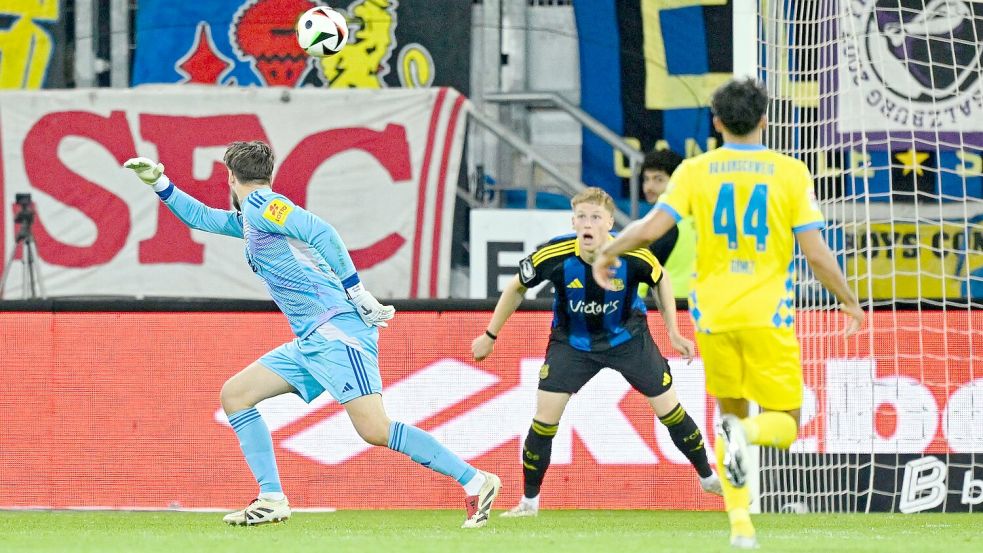 Der Anfang vom Ende für den 1. FC Saarbrücken: Torwart Menzel kann das 0:1 nicht verhindern. Foto: Uwe Anspach/dpa
