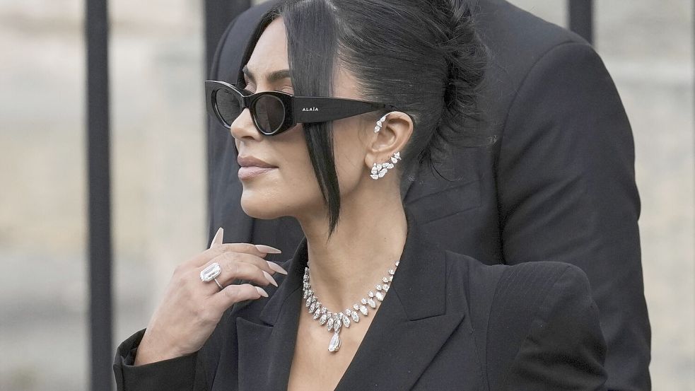 Kim Kardashian verlässt am 13. Mai 2025 den Justizpalast, nachdem sie über den Raub von Juwelen im Wert von mehreren Millionen Euro aus ihrem Pariser Hotelzimmer im Jahr 2016 ausgesagt hatte. Foto: Aurelien Morissard/dpa/AP