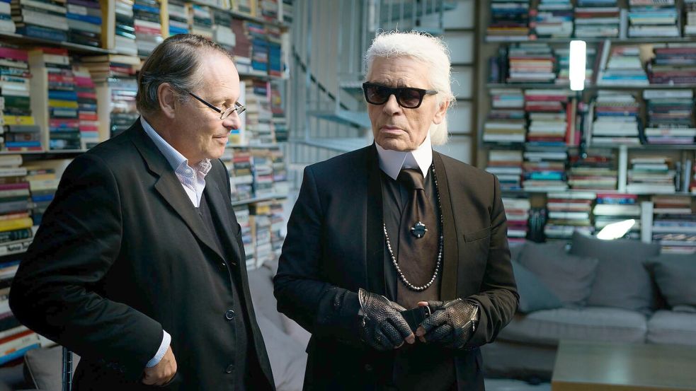 Designer Karl Lagerfeld im Gespräch mit dem Filmemacher Gero von Boehm (links). Foto: Till Vielrose/ZDF/3sat/dpa