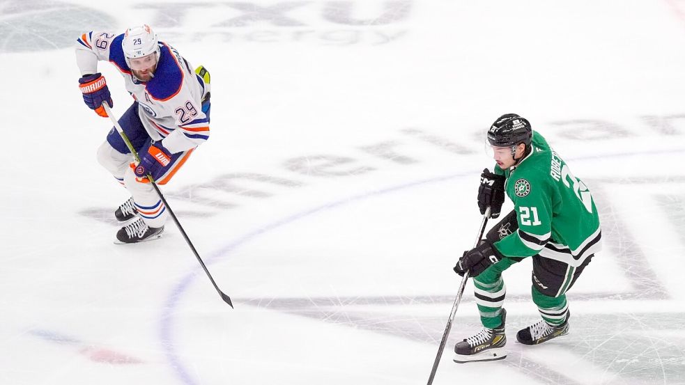 Leon Draisaitl (links) legte beim Sieg gegen die Dallas Stars seinen 13. Assist für die Edmonton Oilers in den laufenden Playoffs auf. Foto: LM Otero/AP/dpa