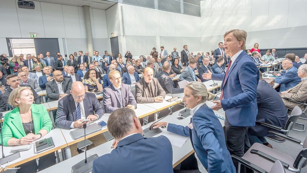 Gemütlich oder gärig? Die AfD-Fraktion bei der Probesitzung im früheren Raum der FDP-Fraktion. Foto: dpa/Michael Kappeler