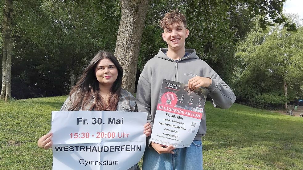 Helin Mohamad und Lorenz Hortscht laden ein zum Blutspendetermin am 30. Mai 2025 am Albrecht-Weinberg-Gymnasium in Rhauderfehn. Foto: Clarissa Scherzer