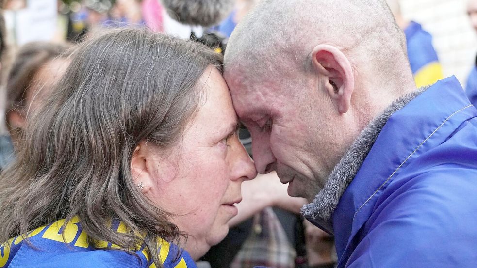 EIn Austausch von Gefangenen führt oft zu bewegenden Momenten - wie hier zwischen einem Ukrainer und seiner Frau in der Region Tschernihiw. Foto: Efrem Lukatsky/AP/dpa