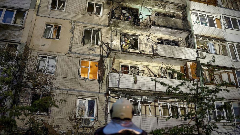 In der ukrainischen Hauptstadt gab es nach neue russischen Drohnenschlägen Verletze und Schäden an Gebäuden. Foto: Alex Babenko/AP/dpa