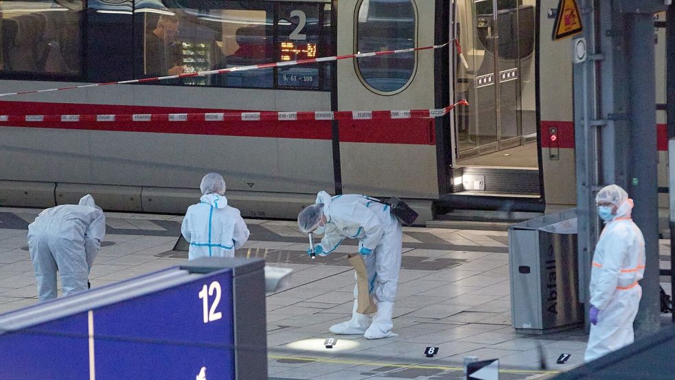 Die Spurensicherung arbeitete am Abend am Hauptbahnhof. Foto: Georg Wendt/dpa