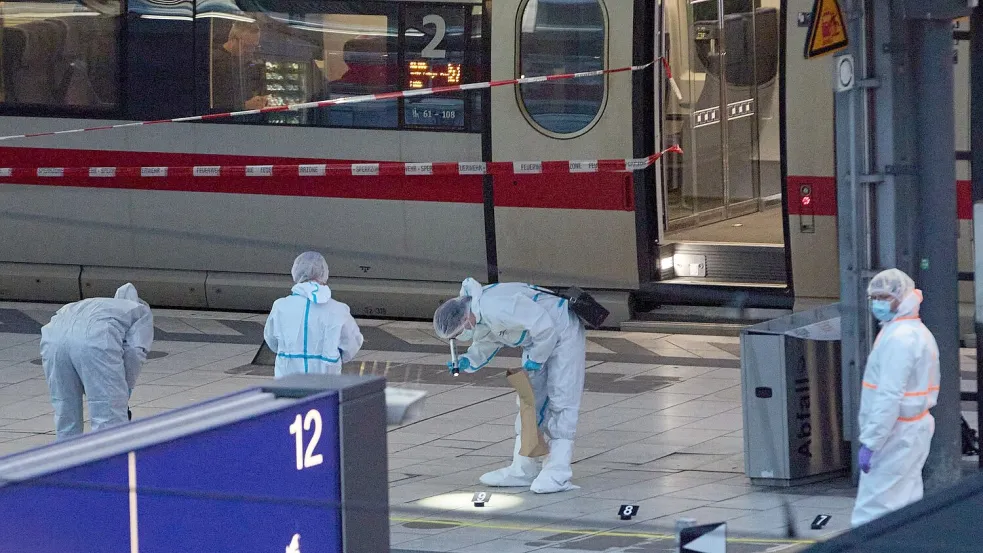 Die Spurensicherung arbeitete am Abend am Hauptbahnhof. Foto: Georg Wendt/dpa