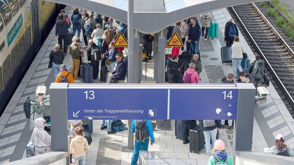 Am Samstag waren viele Reisende unterwegs - auch am Tatort. Foto: Georg Wendt/dpa