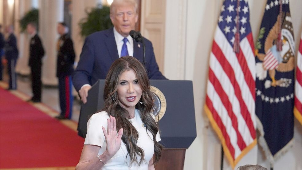 Heimatschutzministerin Noem ist ein typisches Beispiel für den Maga-Look. (Archivbild) Foto: Evan Vucci/AP/dpa