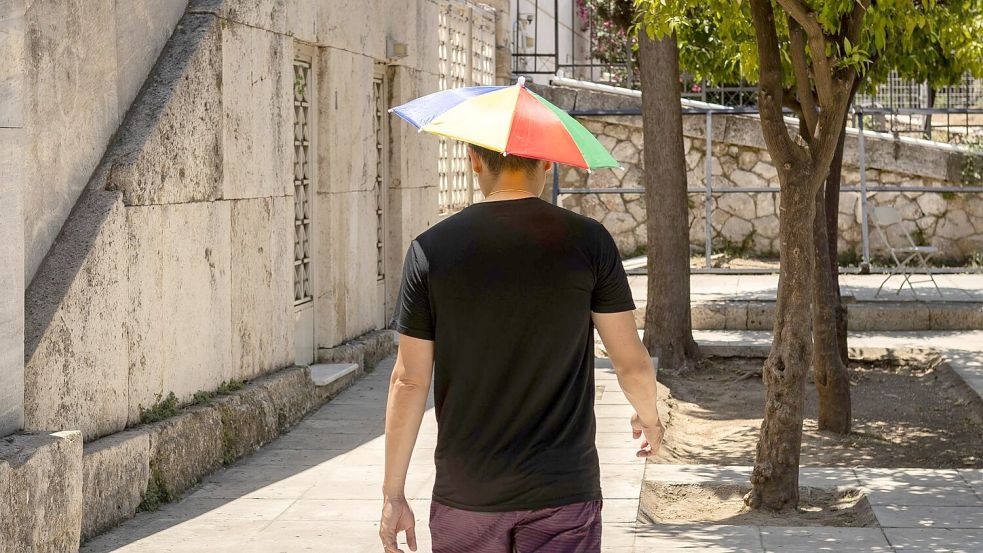 Ein Schirm kann bei dem unsteten Wetter nicht schaden Foto: Socrates Baltagiannis/dpa