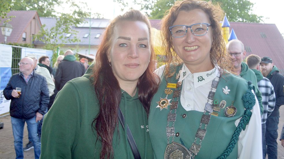 Neue und bisherige Schützenkönigin des Schützenverein Burlage (von links): Jessica Feldkamp löste Sandra Leijerweert als Schützenkönigin ab. Foto: Holger Weers