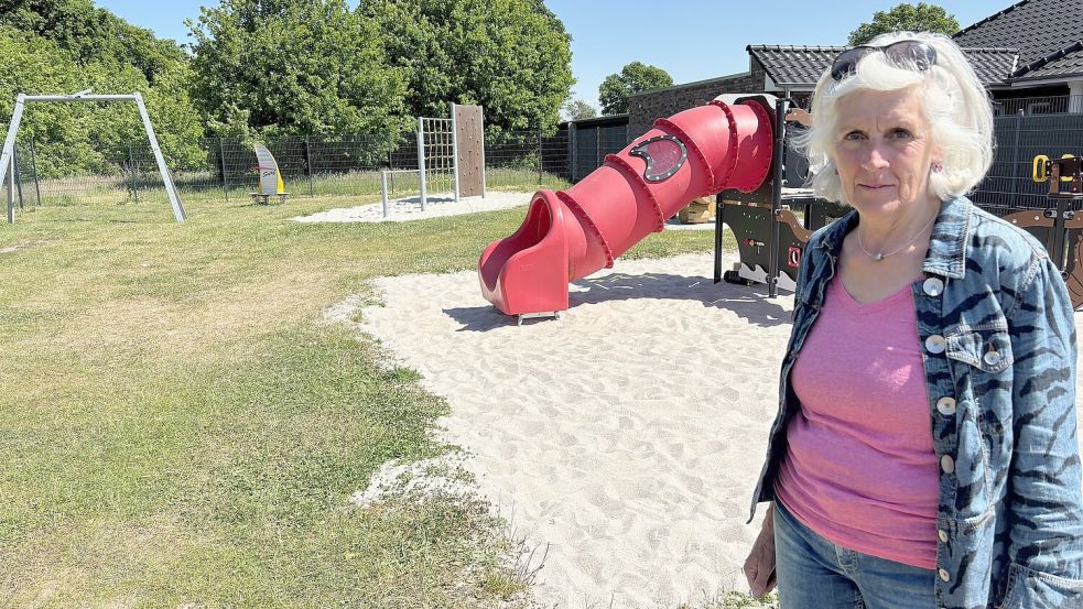 Hedwig Daute, Vorsitzende der Gruppe Grüne/WOL 21 im Westoverledinger Gemeinderat, kritisiert, dass es auf vielen Spielplätzen praktisch keine oder nur sehr kleine Schattenbereiche gibt. Foto: Ammermann