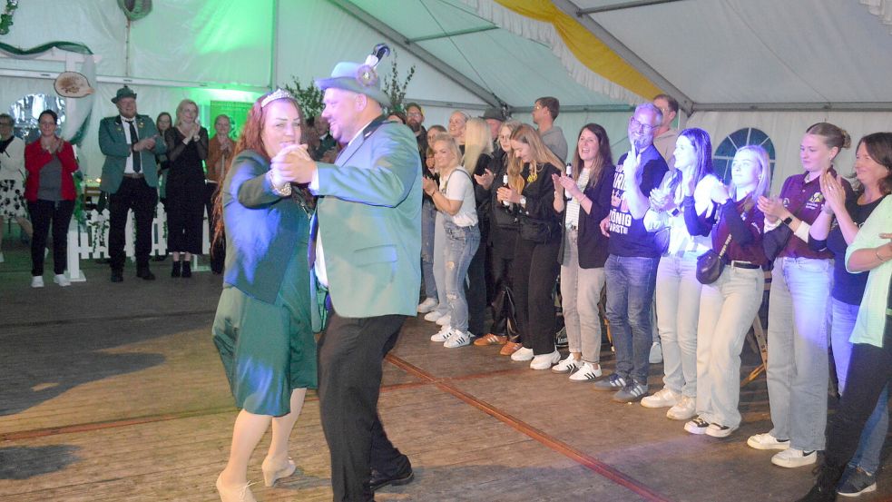 Ehrentanz der neuen Schützenkönigin Jessica Feldkamp mit ihrem Prinzgemahl Torsten Reents auf dem Festball. Foto: Holger Weers