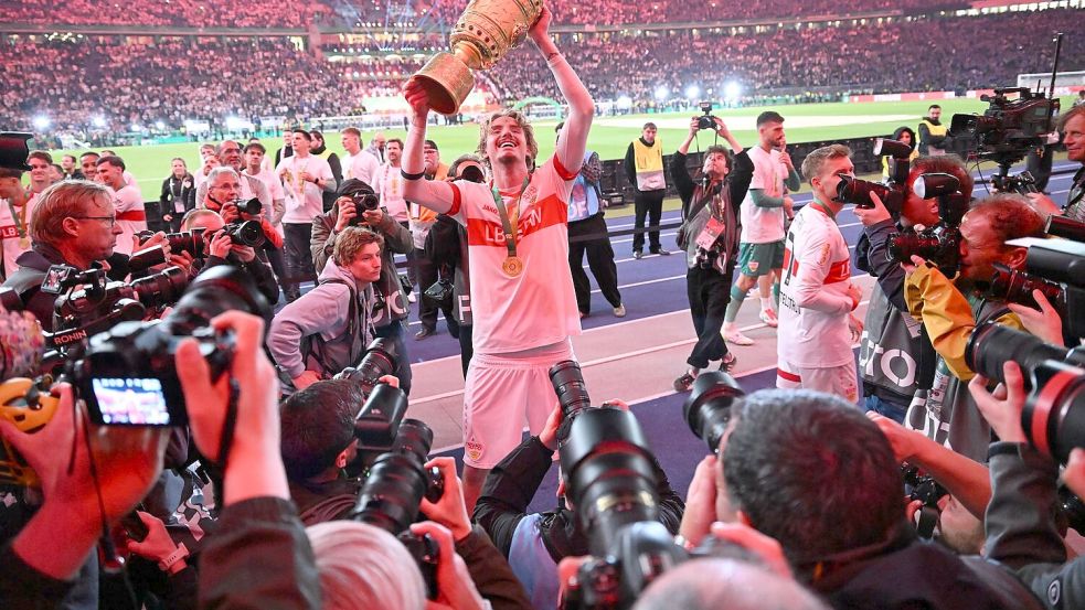 Nick Woltemade feierte als einer der Torschützen mit dem Pokal. Foto: Bernd Weißbrod/dpa